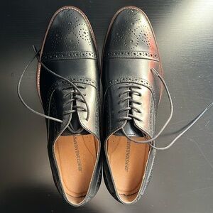 Like New Men's Black Johnston & Murphy wingtip dress shoes size 10